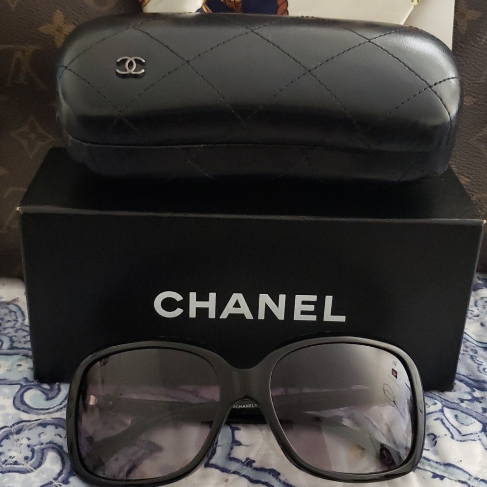 Chanel sunglasses black M